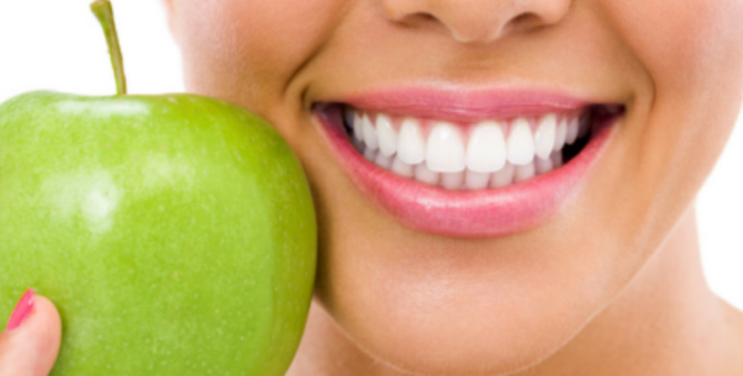 Alimentos que ayudan a mantener los dientes blancos