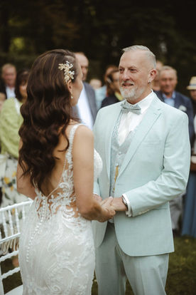 Hochzeit auf Schloss von hammerstein_Phoenici Brautstyling_Brautfrisur mit Haarschmuck_Brautmake-up_Hollywoodwaves