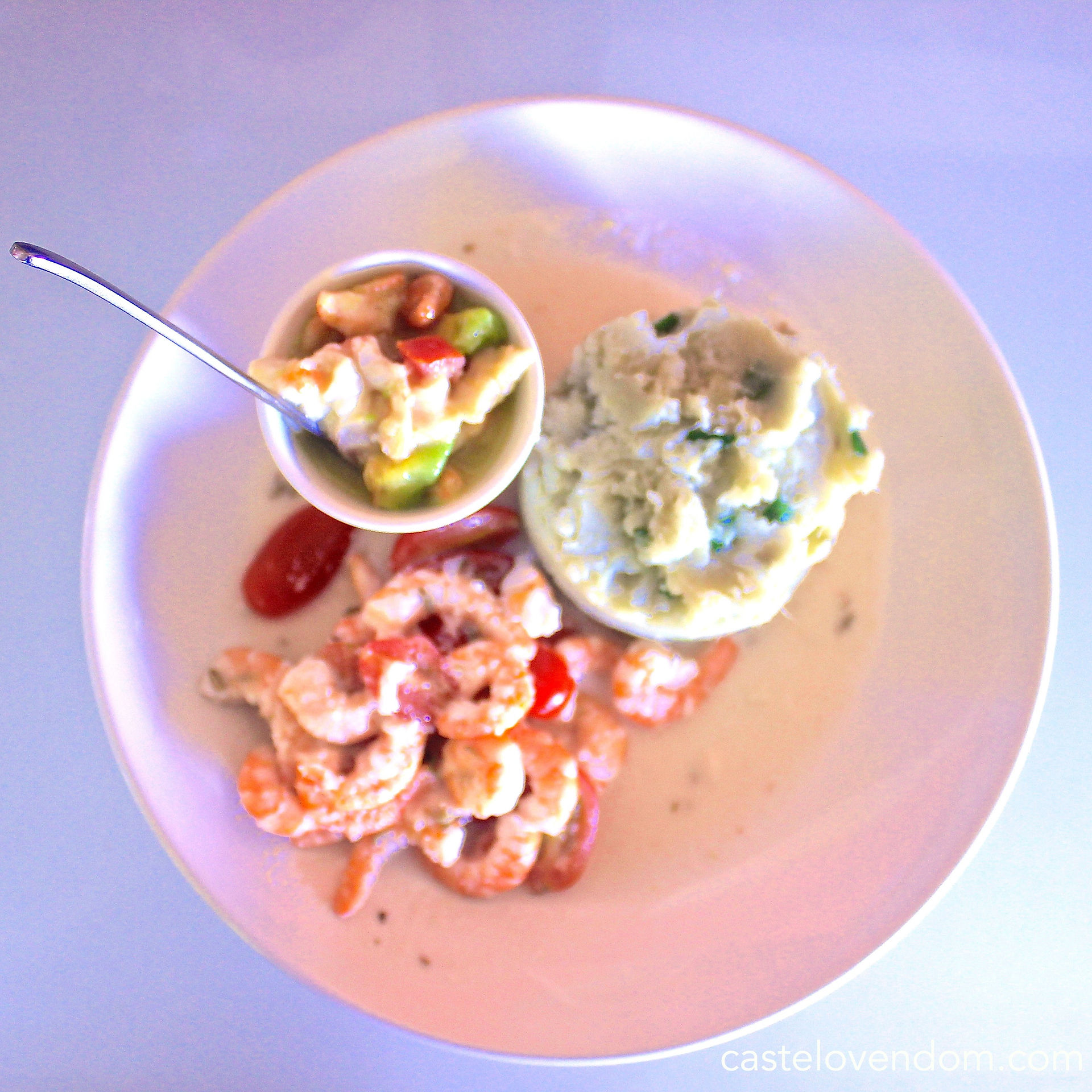 Crevettes au lait de coco frais et purée de patates douces, petit tartare de legumes crus