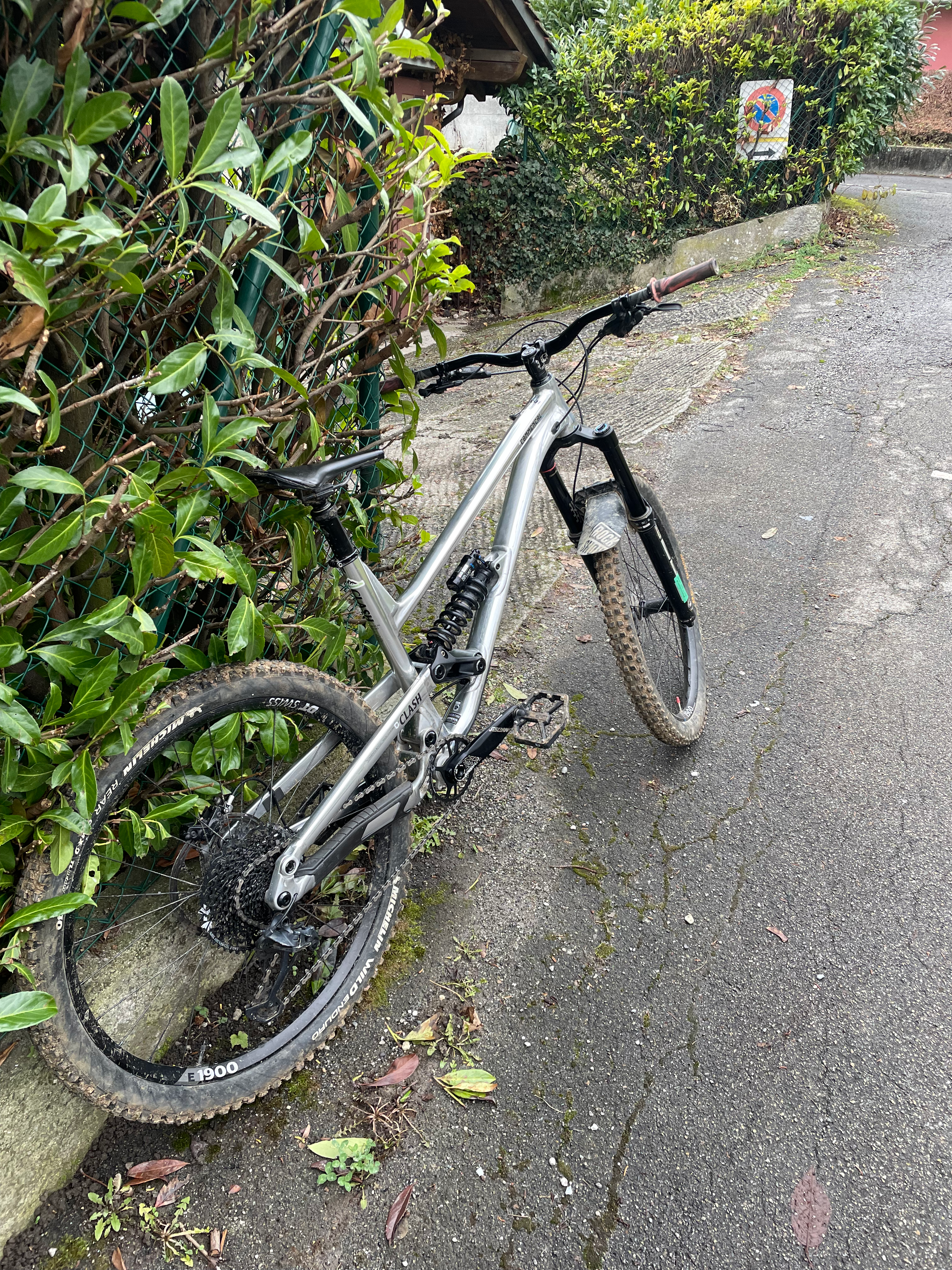 Commencal clash 2025