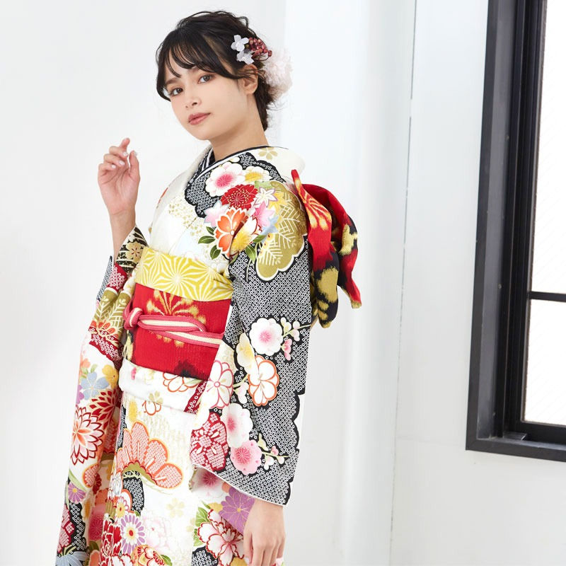 サムネイル： 白地　道長取り松牡丹振袖　R09584（R1821）