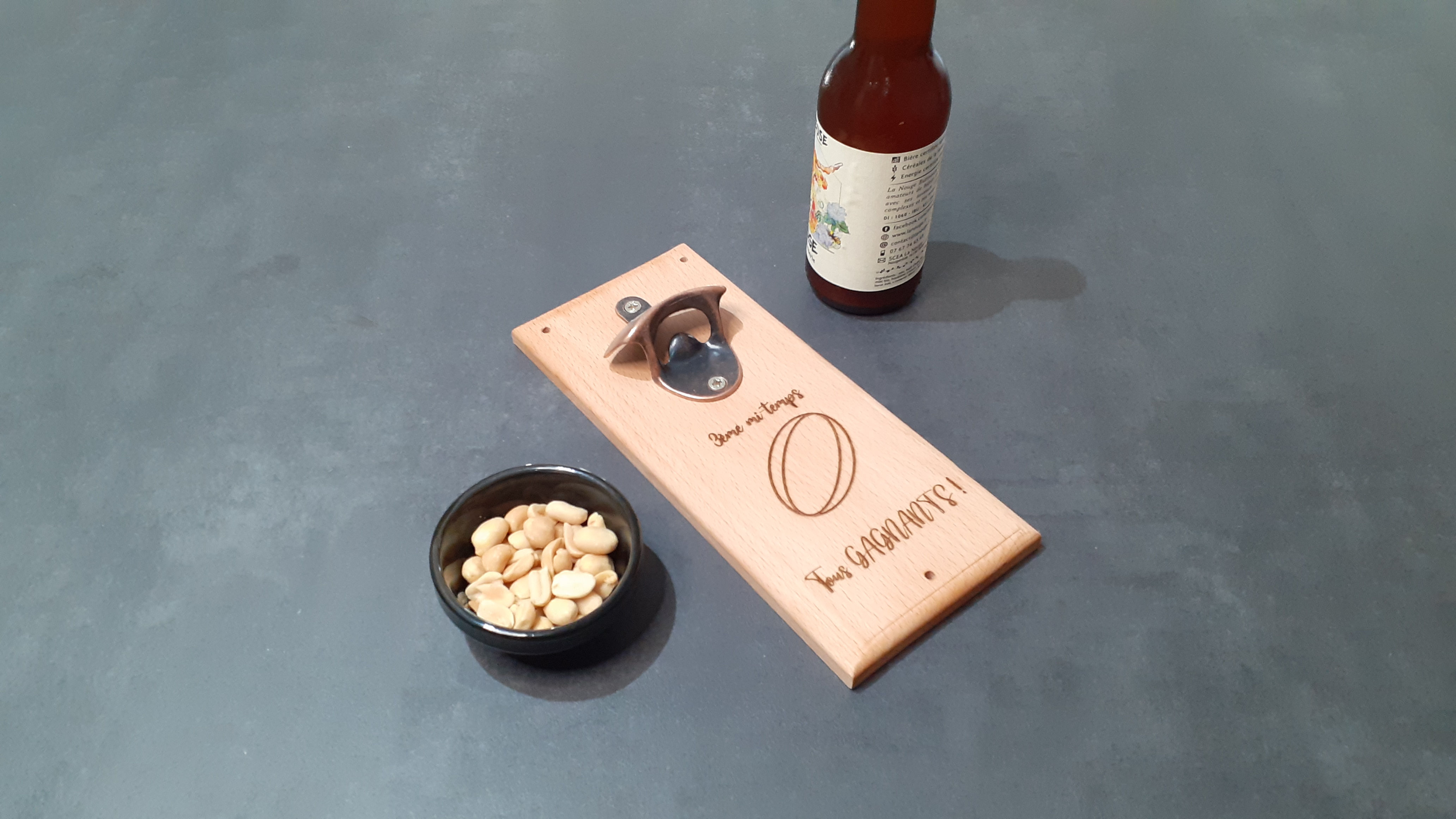 Décapsuleur mural gravé "3eme mi-temps, Tous Gagnants !"