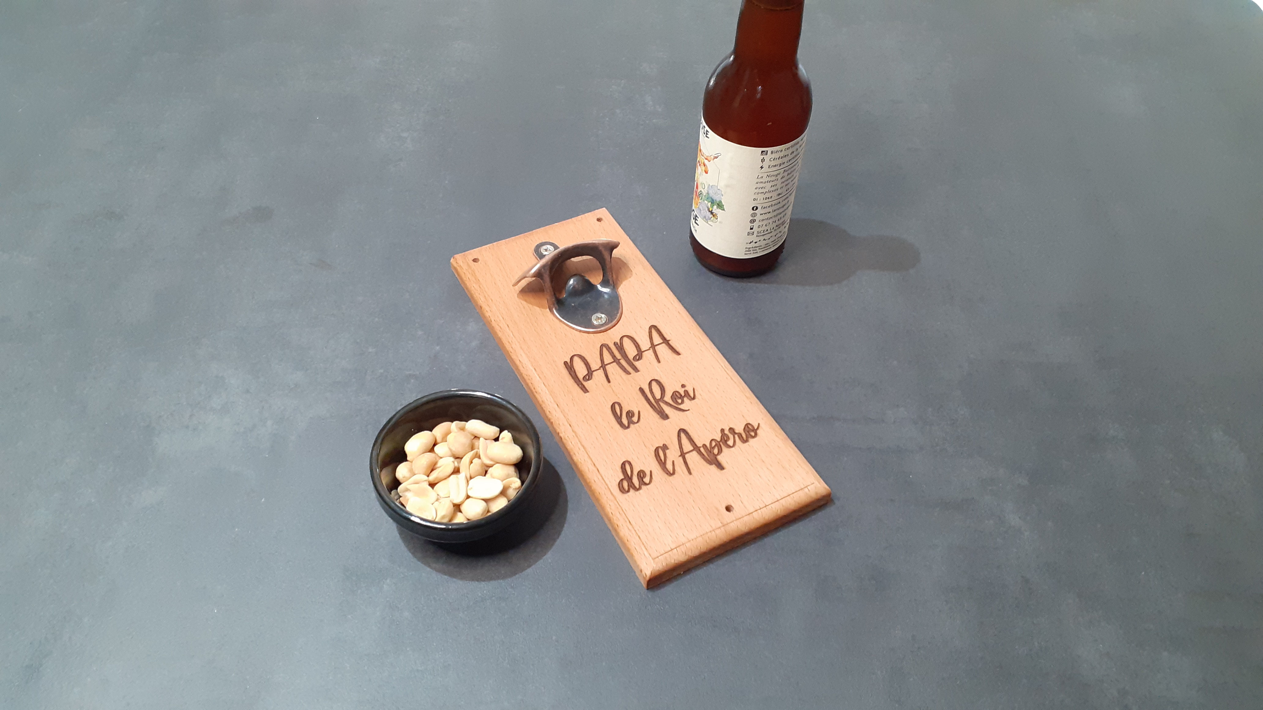 Décapsuleur mural gravé "'PAPA le Roi de l'Apéro"