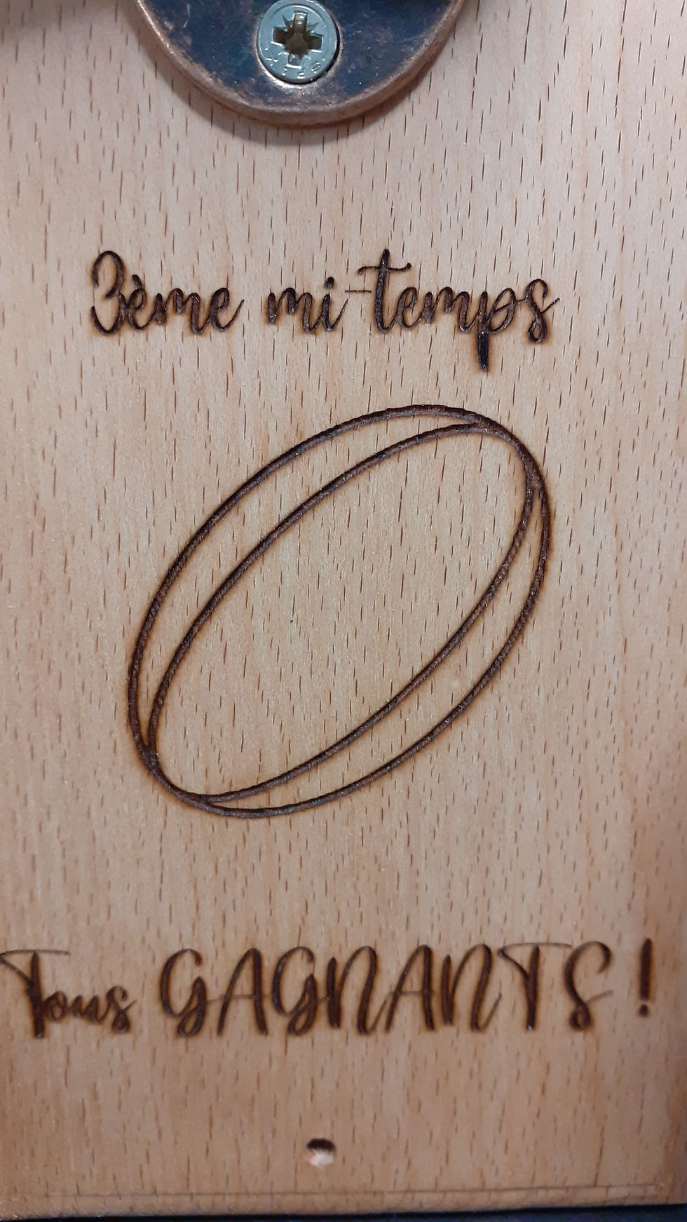 Miniature : Décapsuleur mural gravé "3eme mi-temps, Tous Gagnants !"