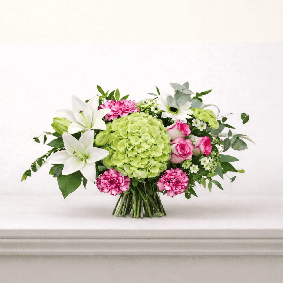 Bouquet Harmonie Émeraude avec hortensia vert, lys blancs et roses dans un style naturel, création florale Or Végétal.