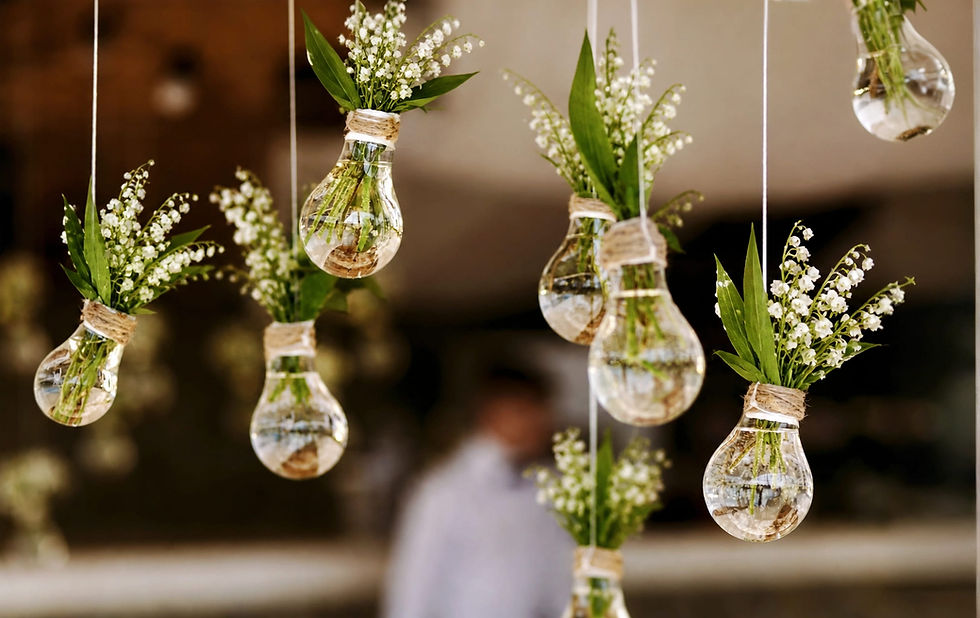Muguets dans vases suspendus Or végétal.jpg