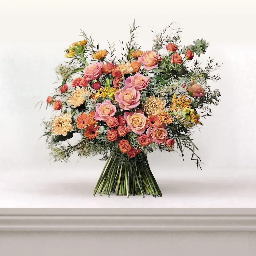 Bouquet Soleil de Jurançon présenté noué à la main, silhouette généreuse, palette de tons pêche, orange et corail