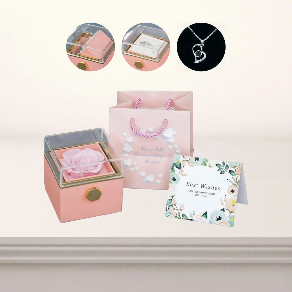 Coffret rose éternelle rose poudré avec sac cadeau et carte de vœux, rose stabilisée visible sous couvercle transparent.