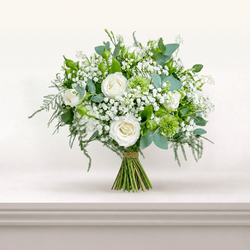 Bouquet Clochettes de Grâce en blanc et vert, composé de roses, muguet, gypsophile et feuillages frais.