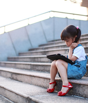 Cute-girl-jeu-avec-un-ordinateur-tablette