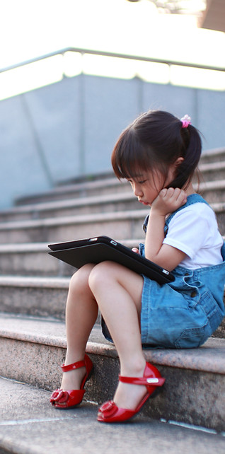 Cute-girl-playing-with-a-tablet-computador