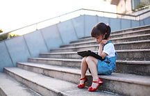Cute-girl-spiller-med-en-tablet-PC