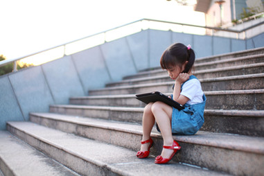 Cute-Mädchen-playing-with-a-Tablet-Compu