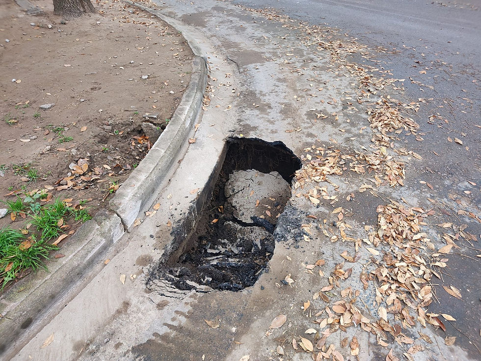 Se hundió el asfalto en una esquina del Barrio Aeropuerto I