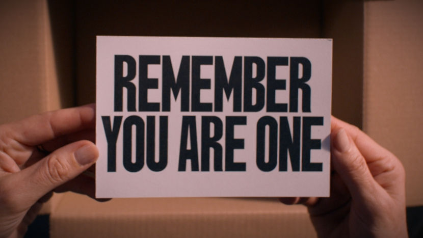 Demi Moore al recibir su "pedido" en The Substance