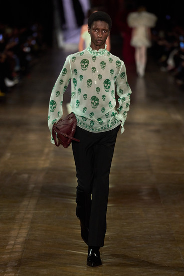 Alexander McQueen runway 2025 fall winter