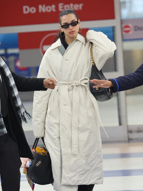 Dua Lipa, Chanel 25 ile havaalanında