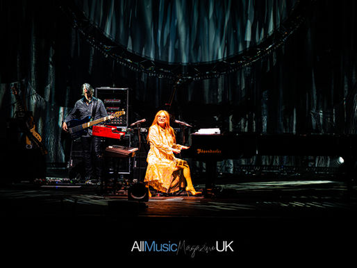 Tori Amos Turns Manchester Apollo Inside Out and Leaves It Twitching