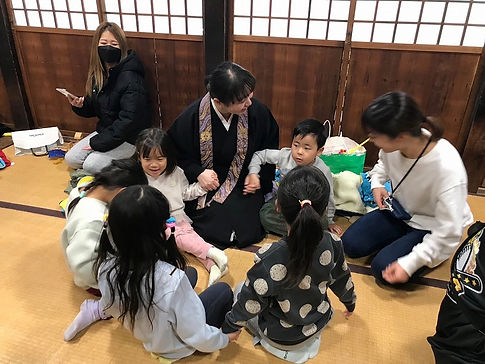 s-LINE_ALBUM_2023.1127 八幡保育所 鐘撞き体験_231130_7.jpg