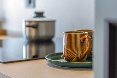 Dettaglio di tazza e oggetti d'arredo in un allestimento di home staging