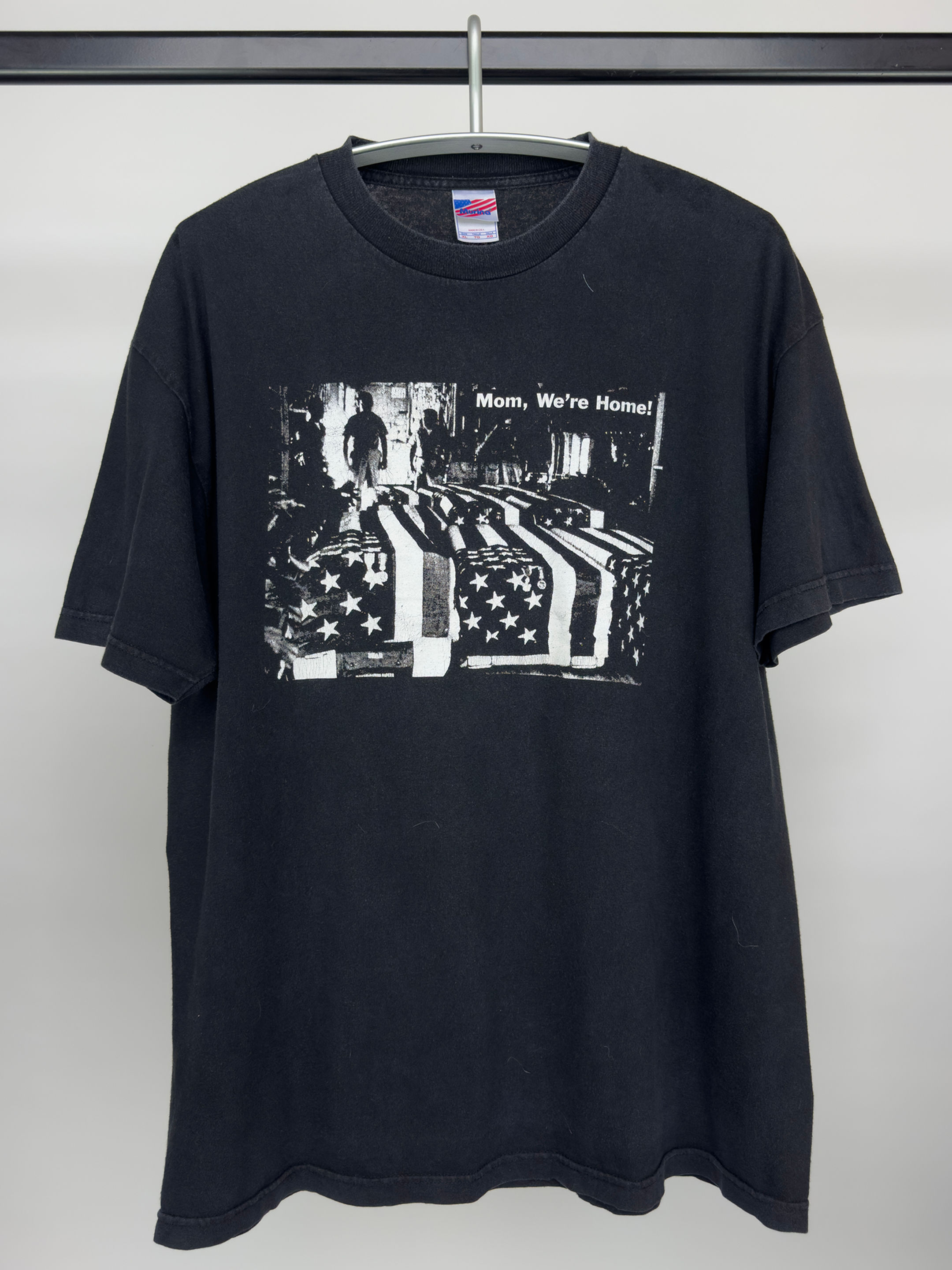 2000s JOHN YATES / STEALWORKS "MOM, WE'RE HOME" T-SHIRT