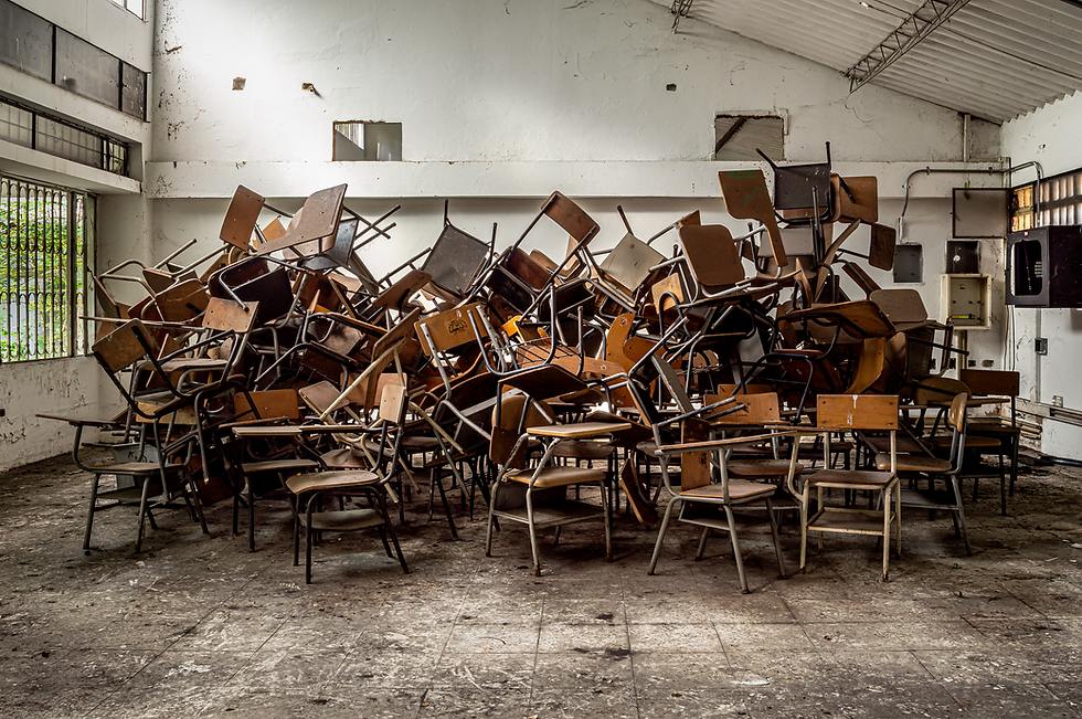 Montaña de sillas 2