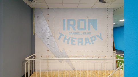 Wandgestaltung "Rust Blue Note" eines personal Training Gyms