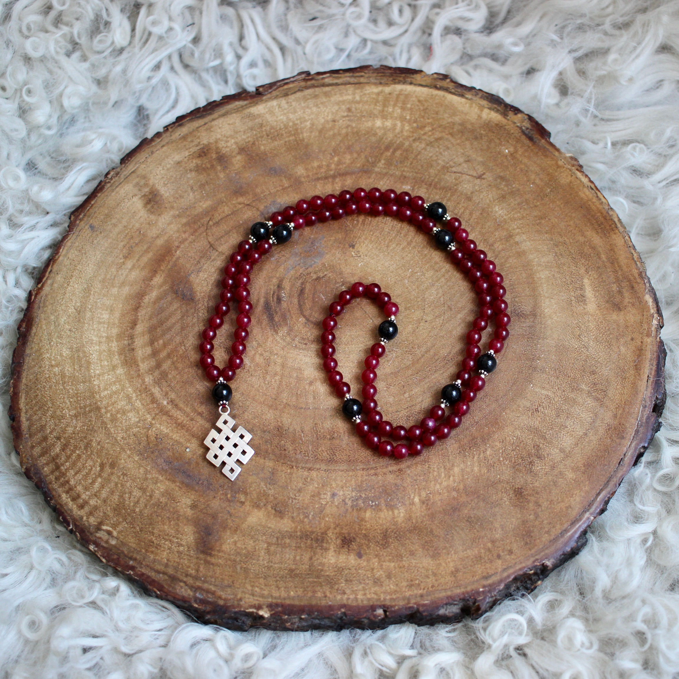 Gránát–ónix mālā végtelen csomóval