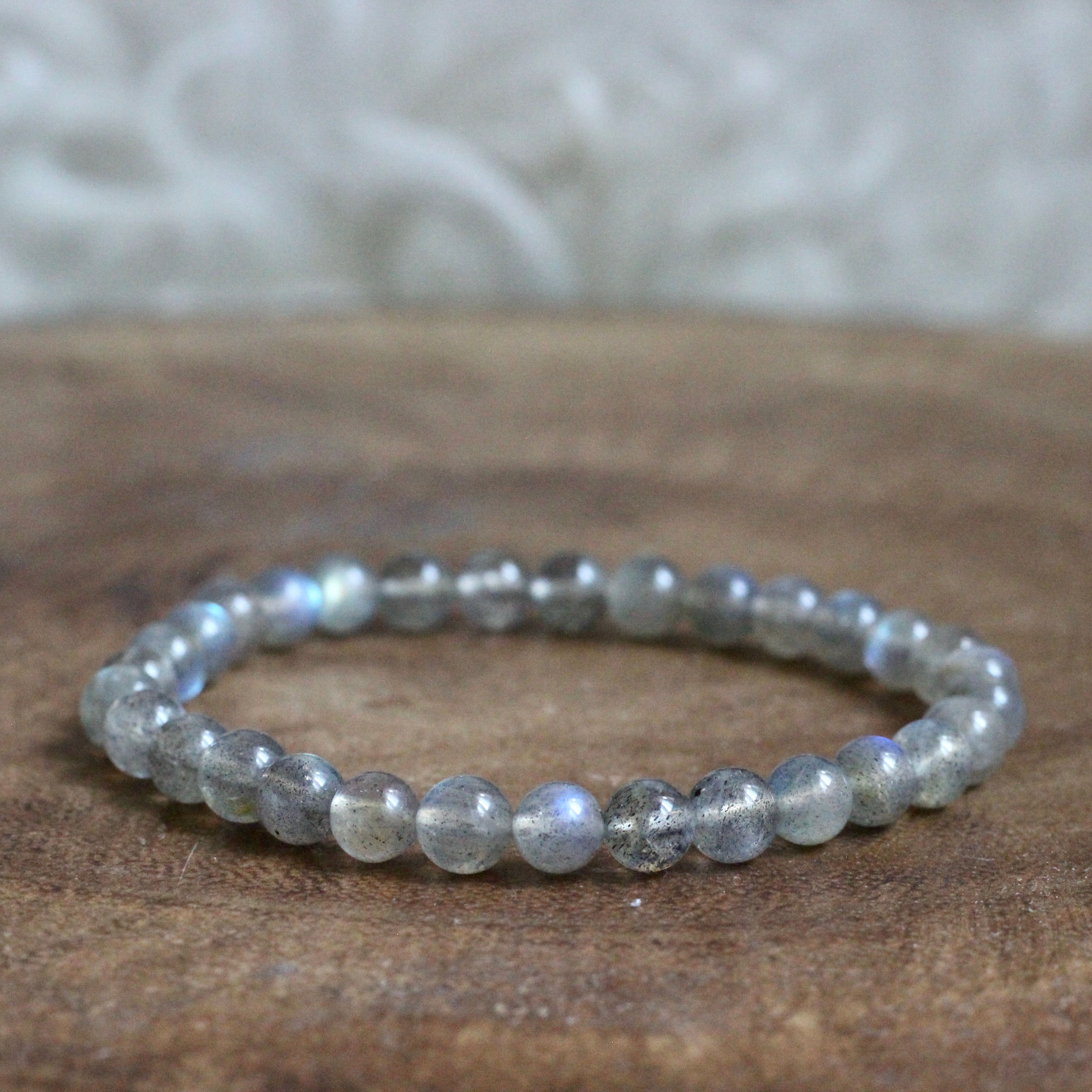 Labradorit karkötő – „A fény, ami belül mozdul”