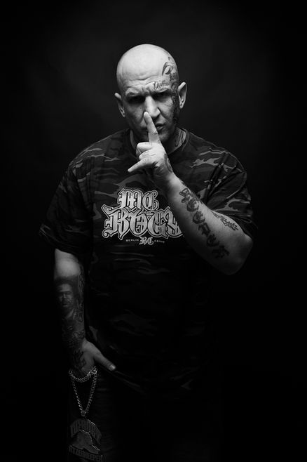 Auf dem Foto ist MC Bogy im Fotostudio zu sehen