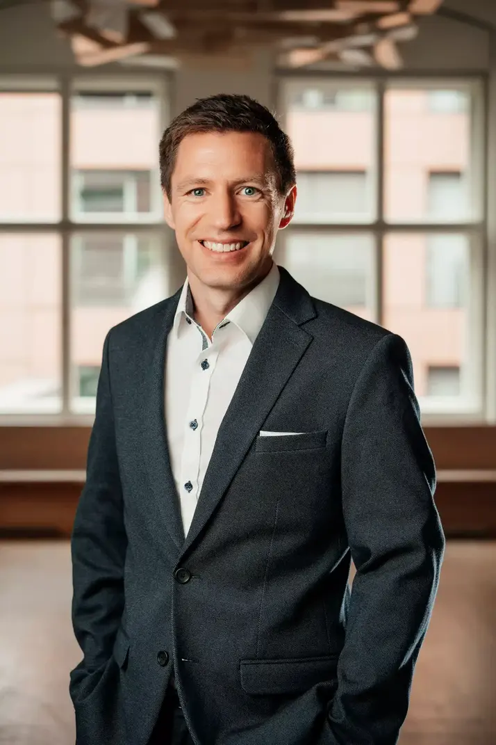Das Foto zeigt ein Business Portrait eines Mannes im ECDF Center Berlin