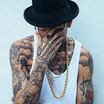 Portrait Model mit Tattoos steht an der Wand