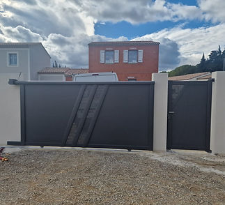 Portail coulissant et portillon en aluminium noir moderne