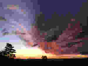 Opgaande zon met felgekleurde wolken