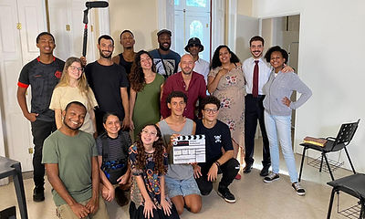 Jovens posam para foto ao final de um dia de filmagem do curso FAZENDO MEU PRIMEIRO FILME