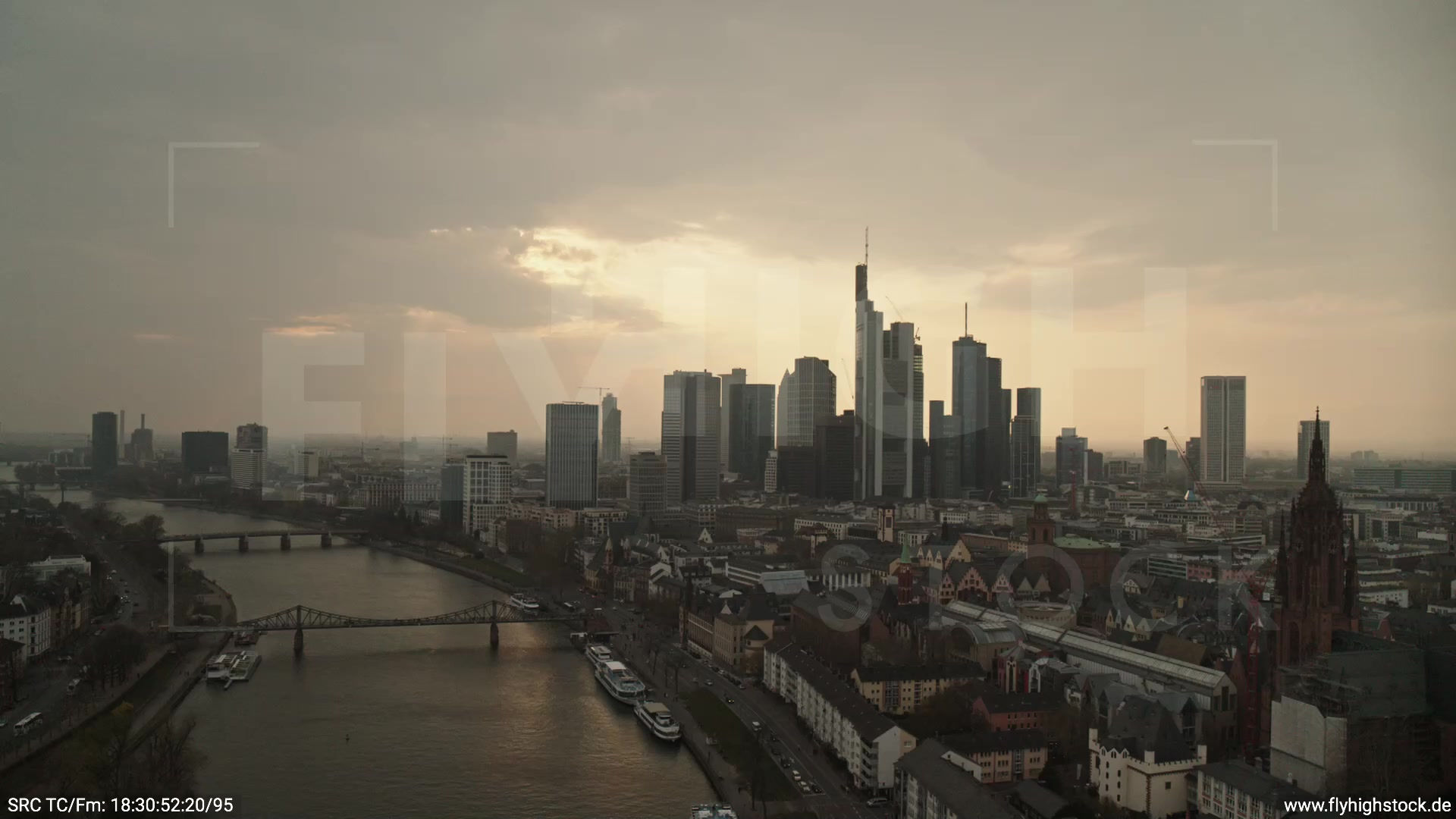 Frankfurt Alte Brücke Rückflug Skyline abends