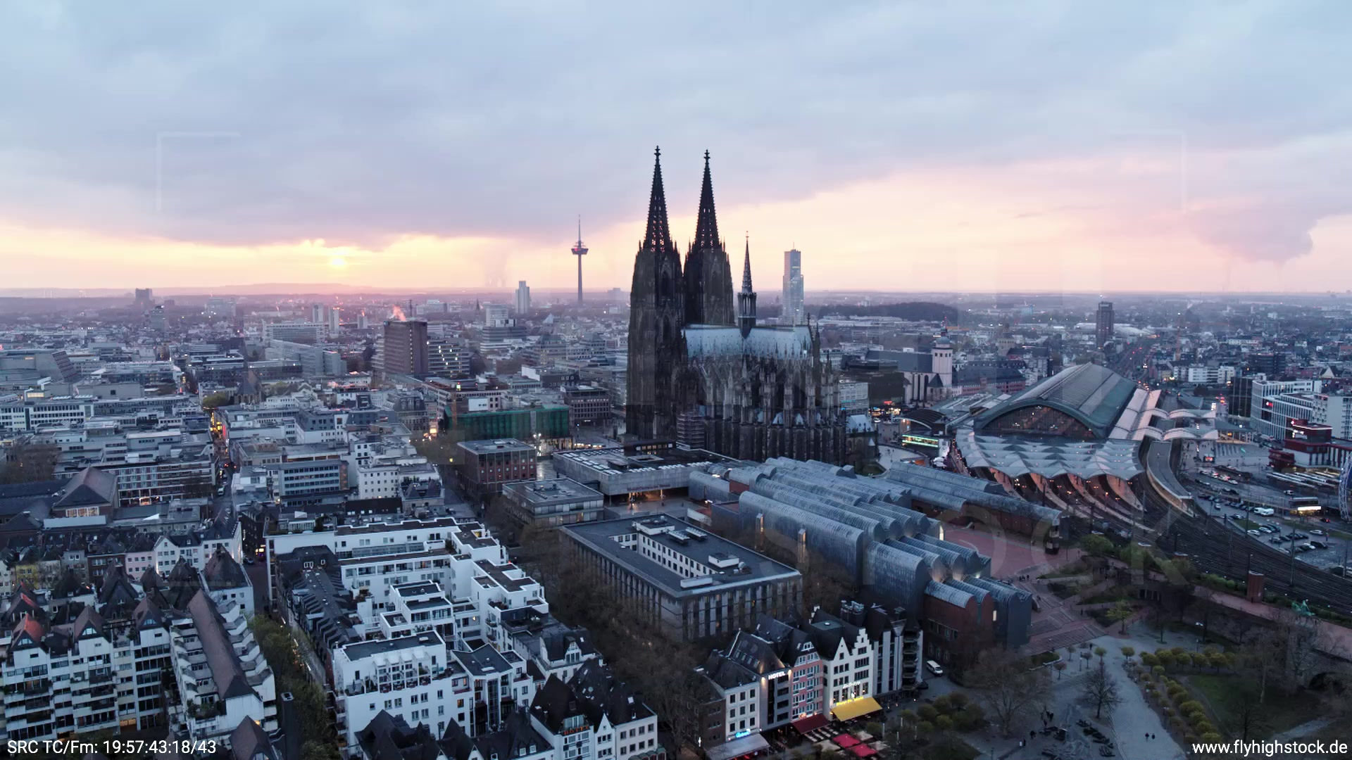 Köln Kennedy-Ufer Skyline Rückflug abends