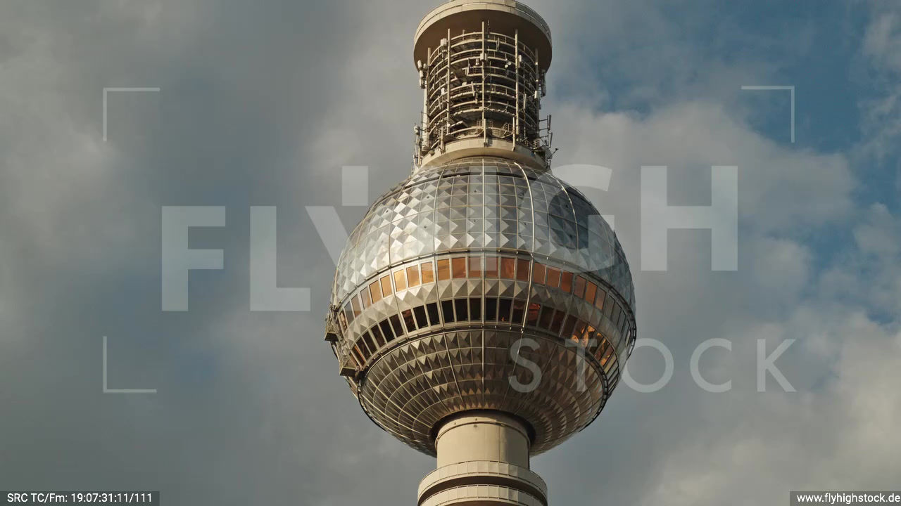 Berlin Neptunbrunnen Fernsehturm Parallelflug abends D041_C021