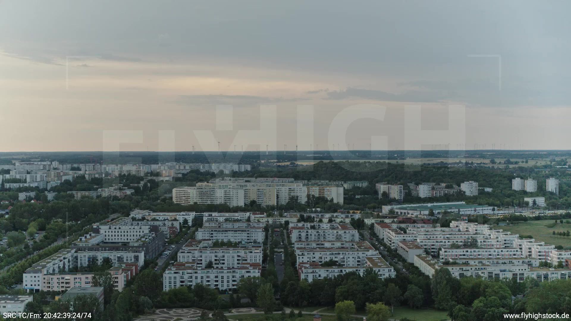 Berlin Marzahn Stadtteil-Shot Zuflug nach unten abends