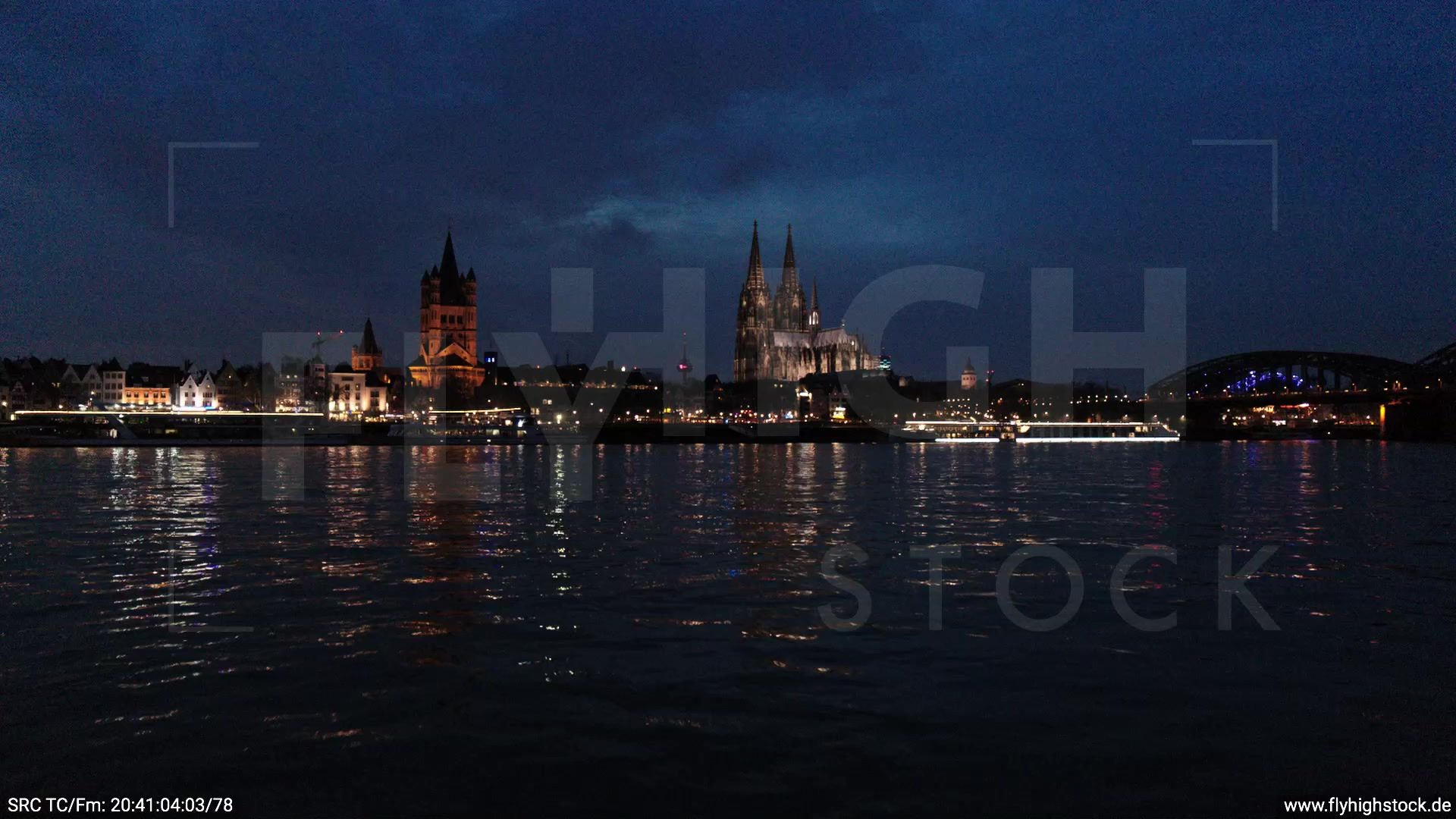 Köln Kennedy-Ufer Skyline Zuflug nach oben abends 4