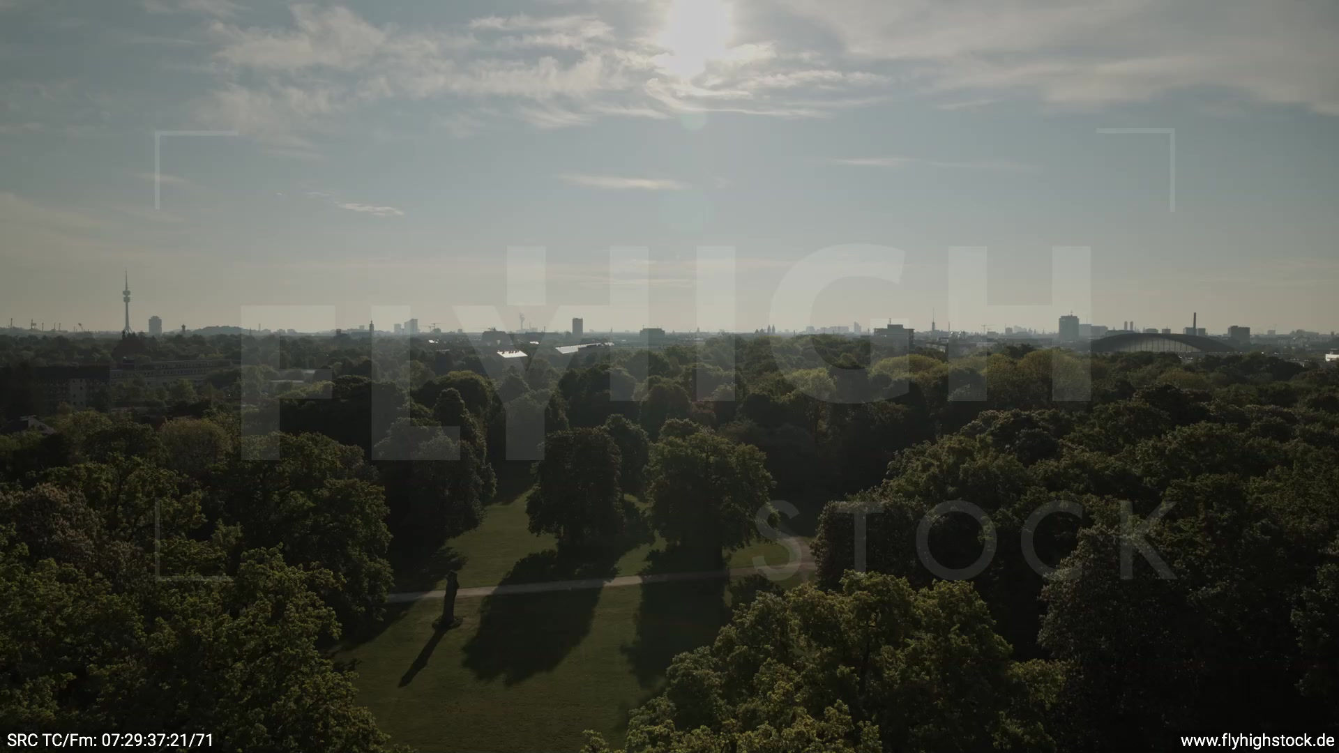 München Hirschgarten Olympiaturm Skyline Zuflug morgens 7