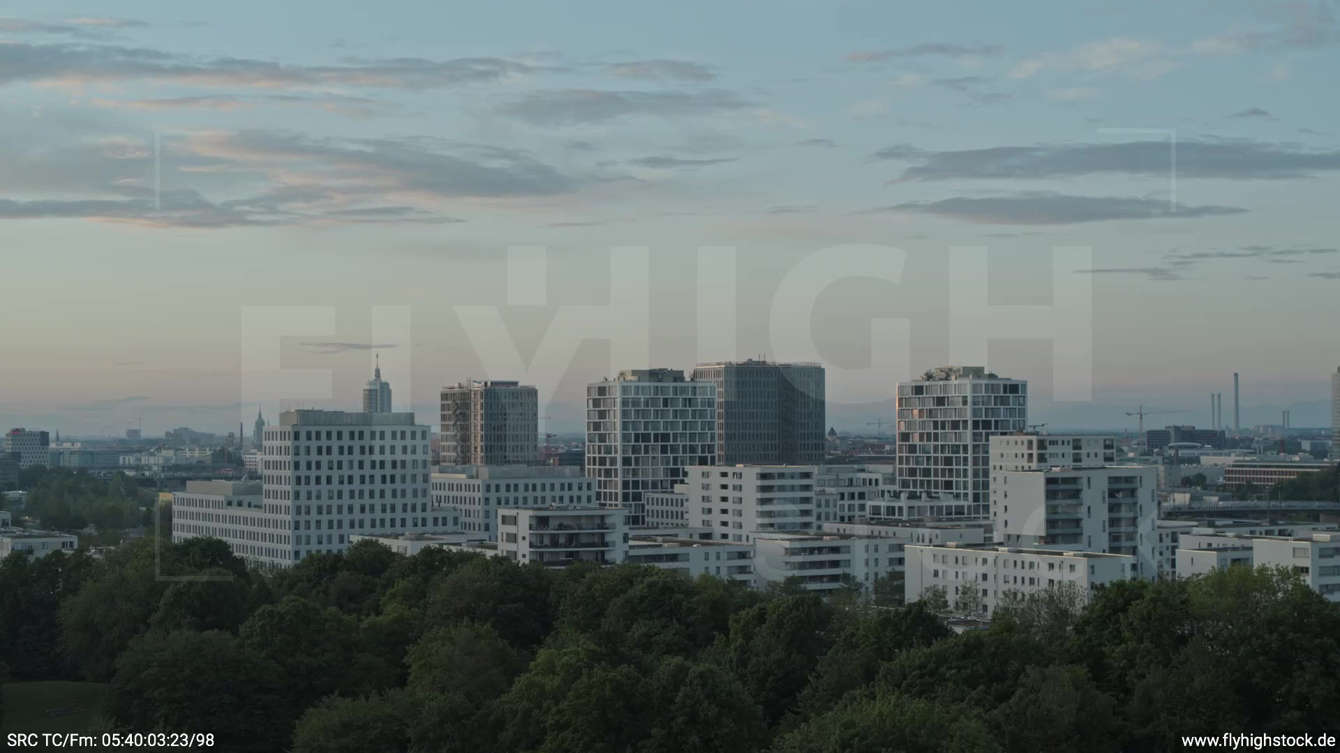 München Hirschgarten Skyline Parallelflug morgens 4