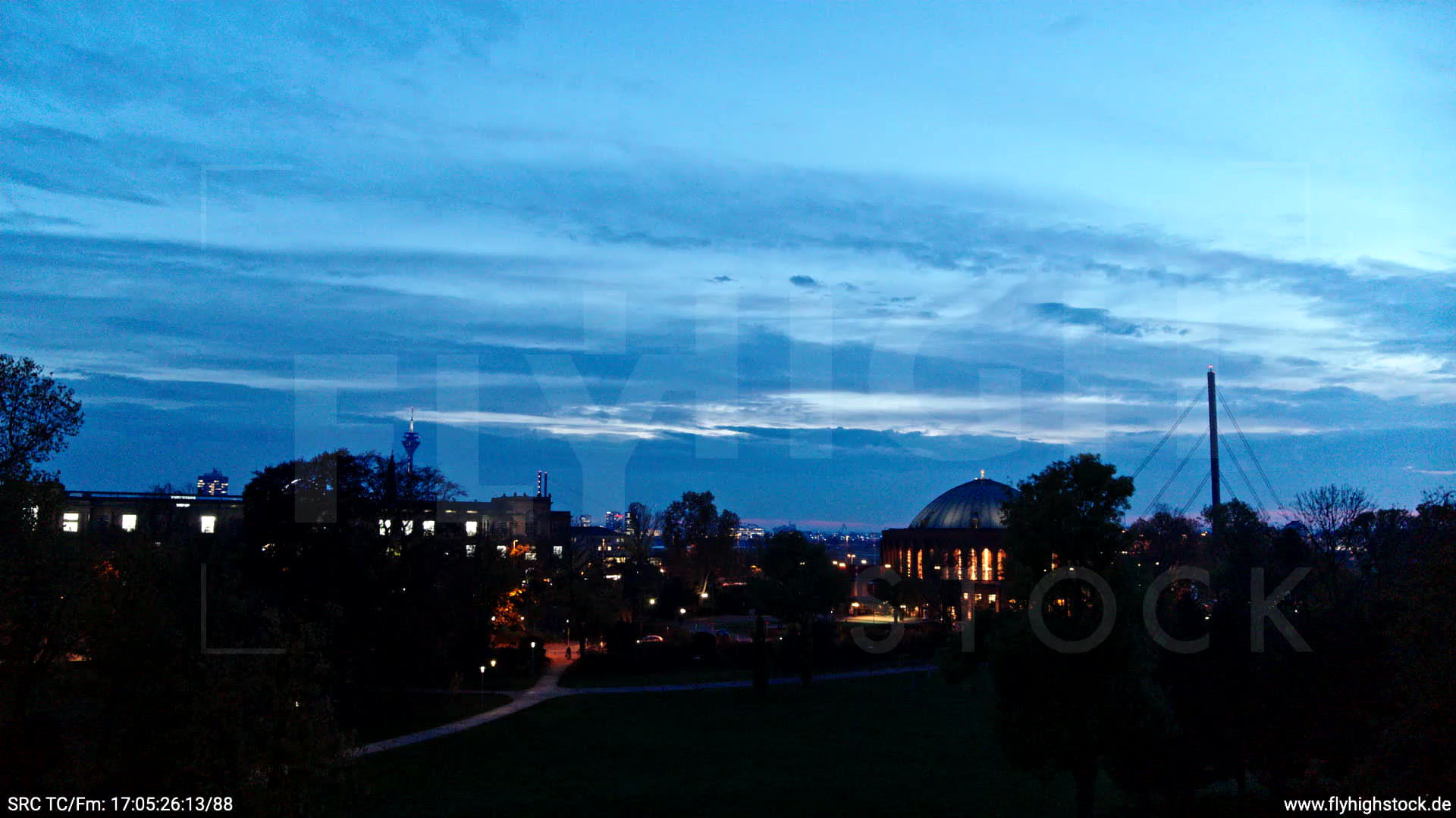 Düsseldorf Hofgarten Rheinturm Skyline Hub abends F010_C006