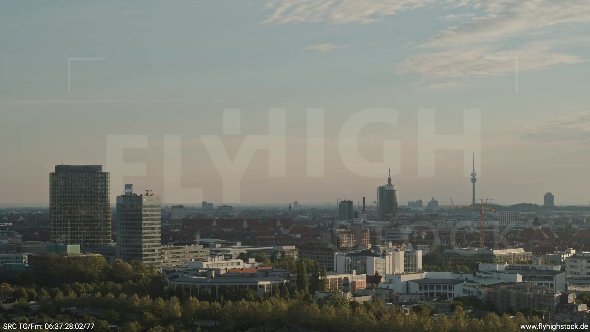 München Westpark Olympiaturm Skyline Zuflug morgens 2