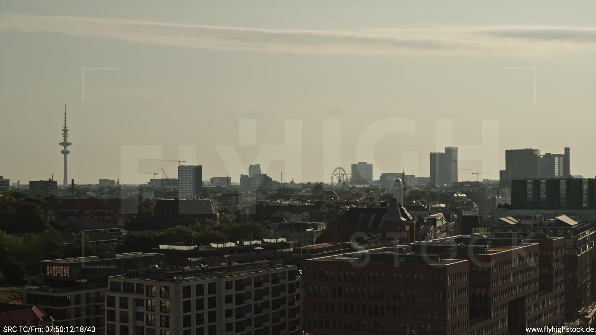 Hamburg Altonaer Holzhafen Skyline Zuflug morgens 5