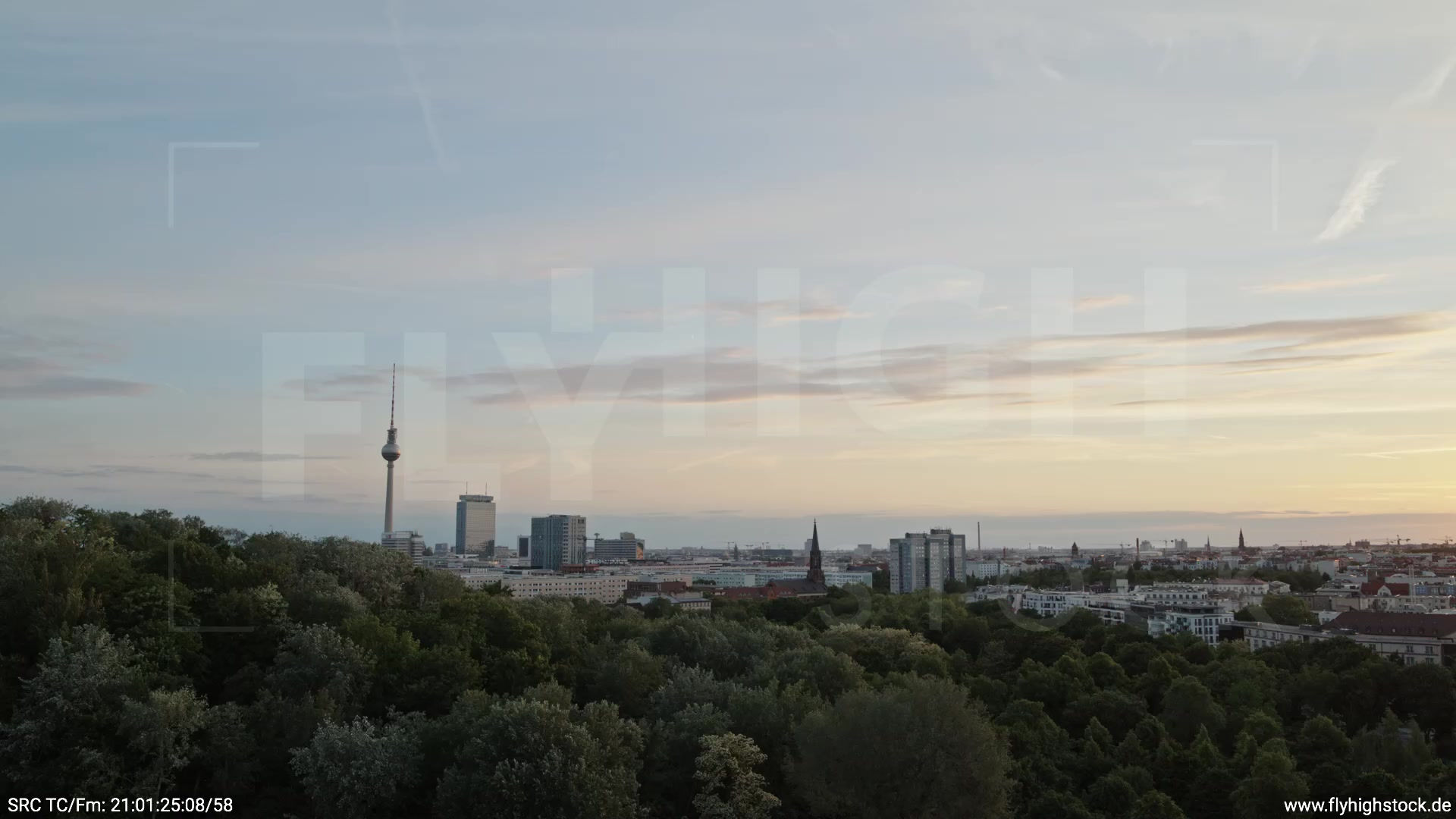 Berlin Volkspark Friedrichshain Alexanderplatz Skyline tiefer Zuflug abends