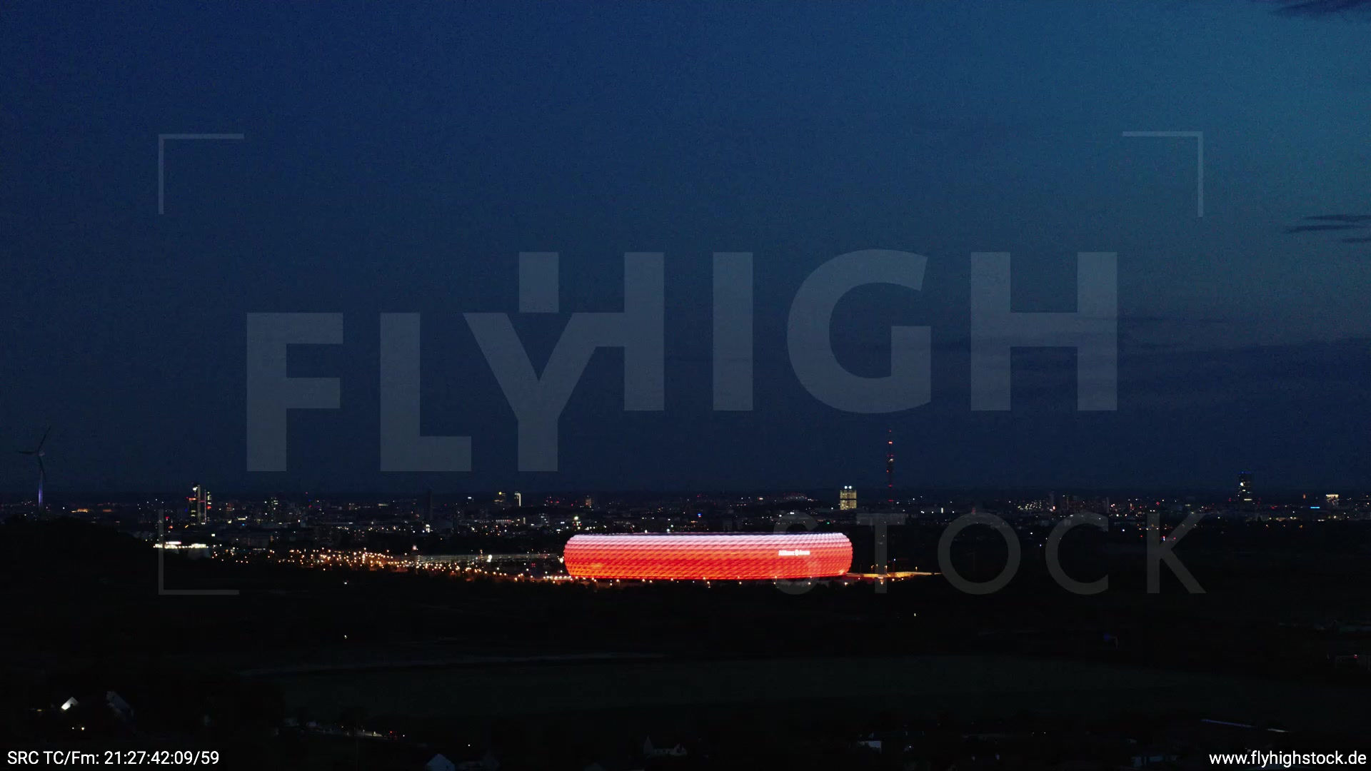 München Allianz Arena Skyline Zuflug abends 4