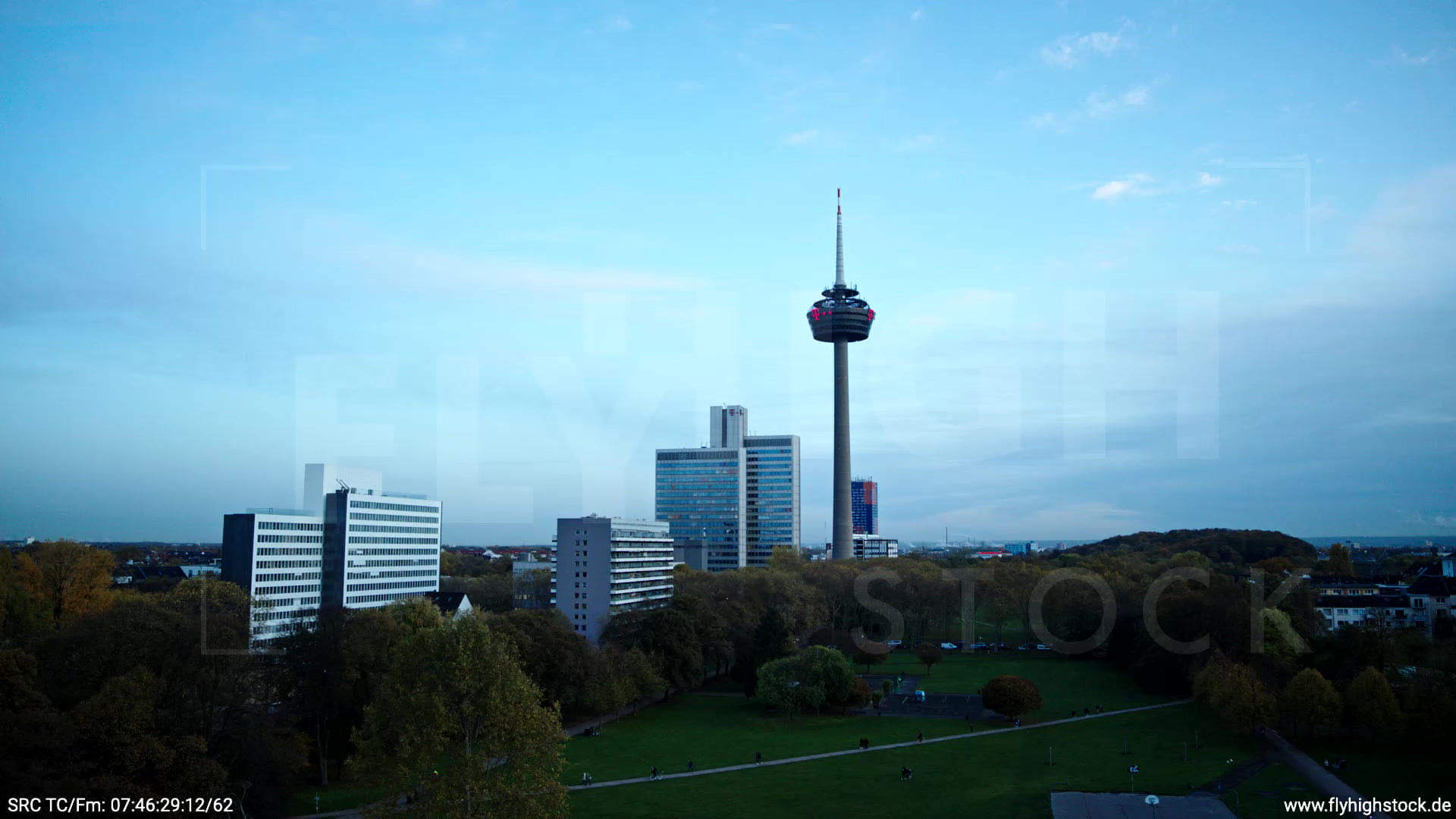 Köln Innerer Grüngürtel Colonius Fernsehturm tiefer Zuflug morgens C026_C001