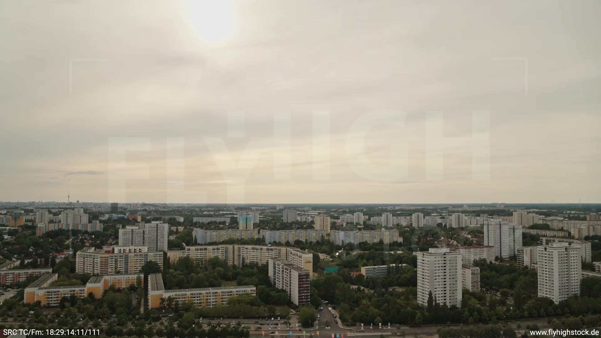 Berlin Marzahn Skyline Parallelflug tagsüber 3