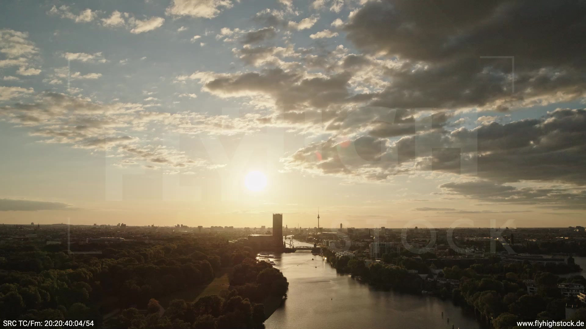 Berlin Treptower Park Skyline Zuflug abends